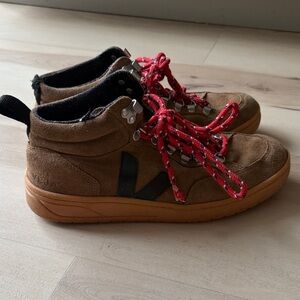 veja roraima womens sz 7 brown suede gum sole